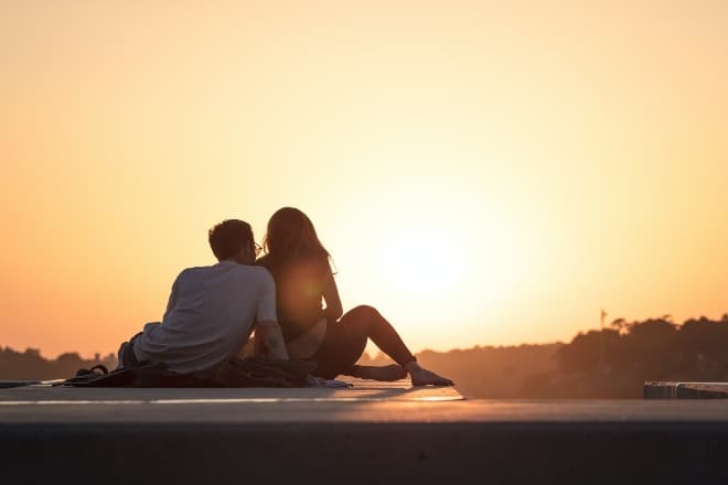  pareja viendo la puesta de sol - preguntas divertidas para hacerle a tu novio