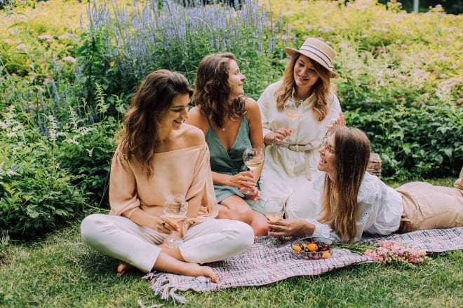Cuatro hermosas mujeres haciendo su picnic - fun questions to get to know someone
