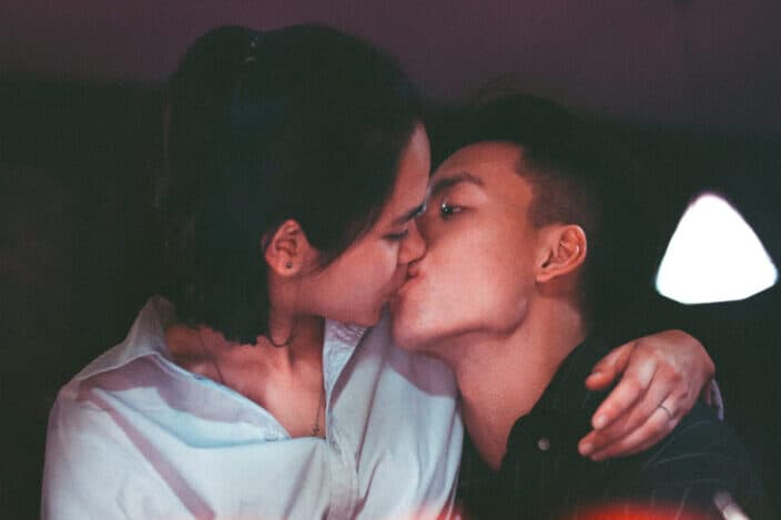 pareja besándose