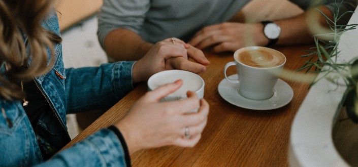 pareja tomando café tomados de la mano