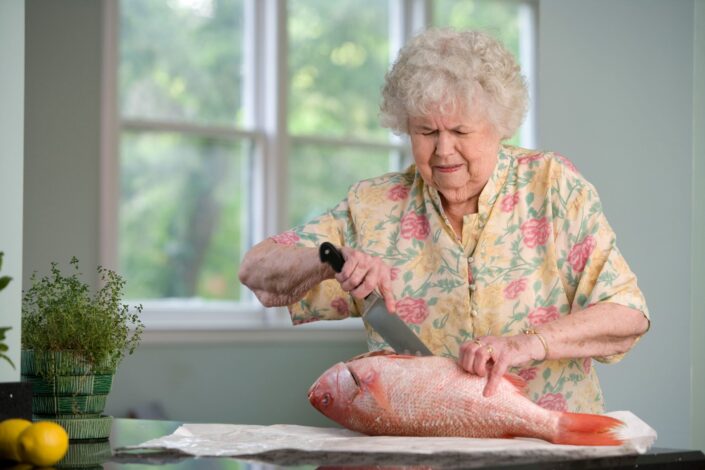 Abuela, cortar pescado