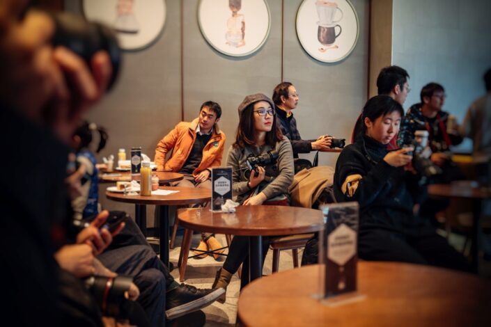 Personas sentadas solas en un café.