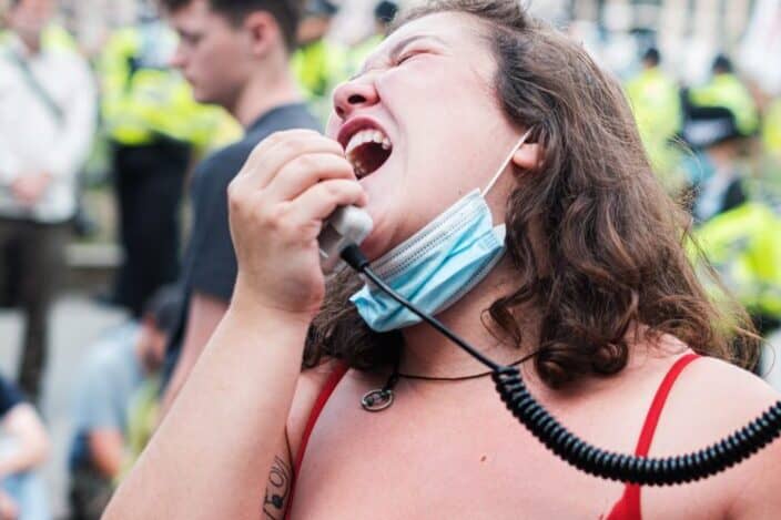 mujer gritando por un megáfono