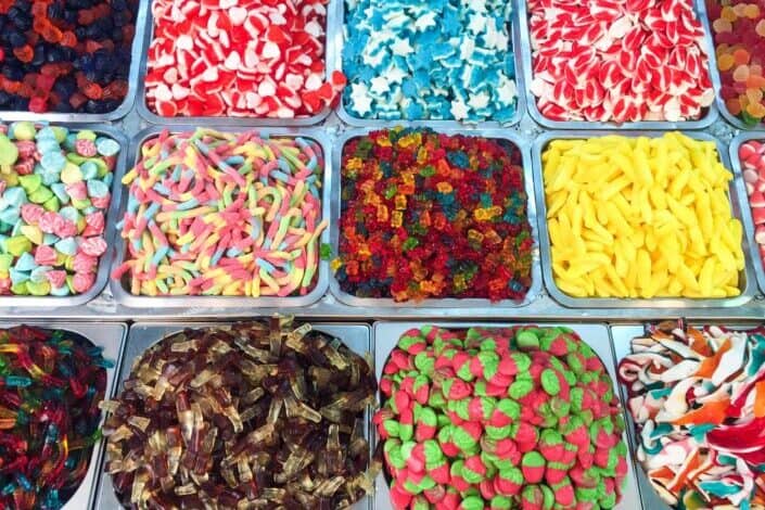 un montón de caramelos dulces de colores