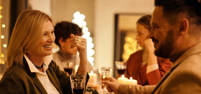 hombre y mujer disfrutando de conversaciones felices con una copa de vino