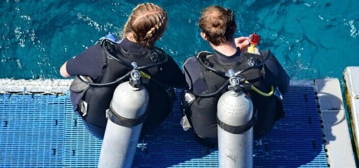Dos buzos femeninos listos para zambullirse en el agua