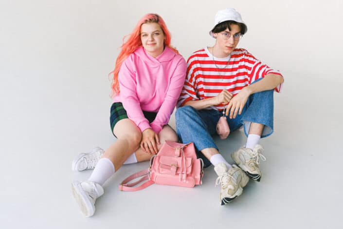 pareja adolescente con estilo y ropa colorida