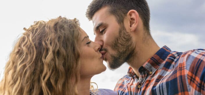 Mujer y hombre besándose